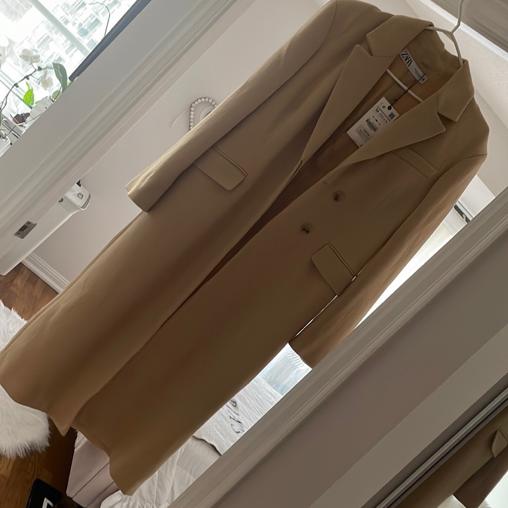 Zara coat size M new 💯 wool. Very thin and not heavy
